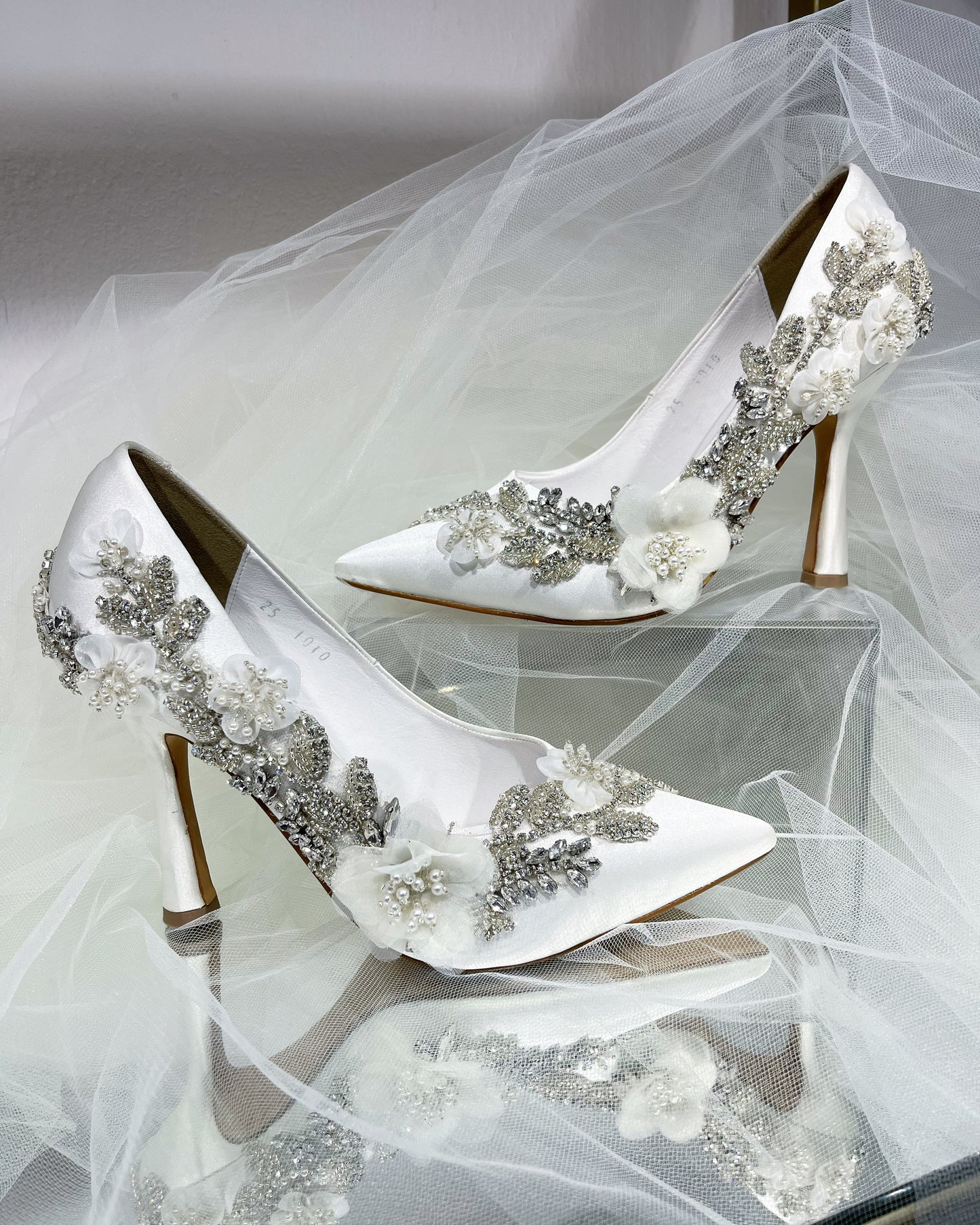 Aura ivory bordado cristal y flor 3d.