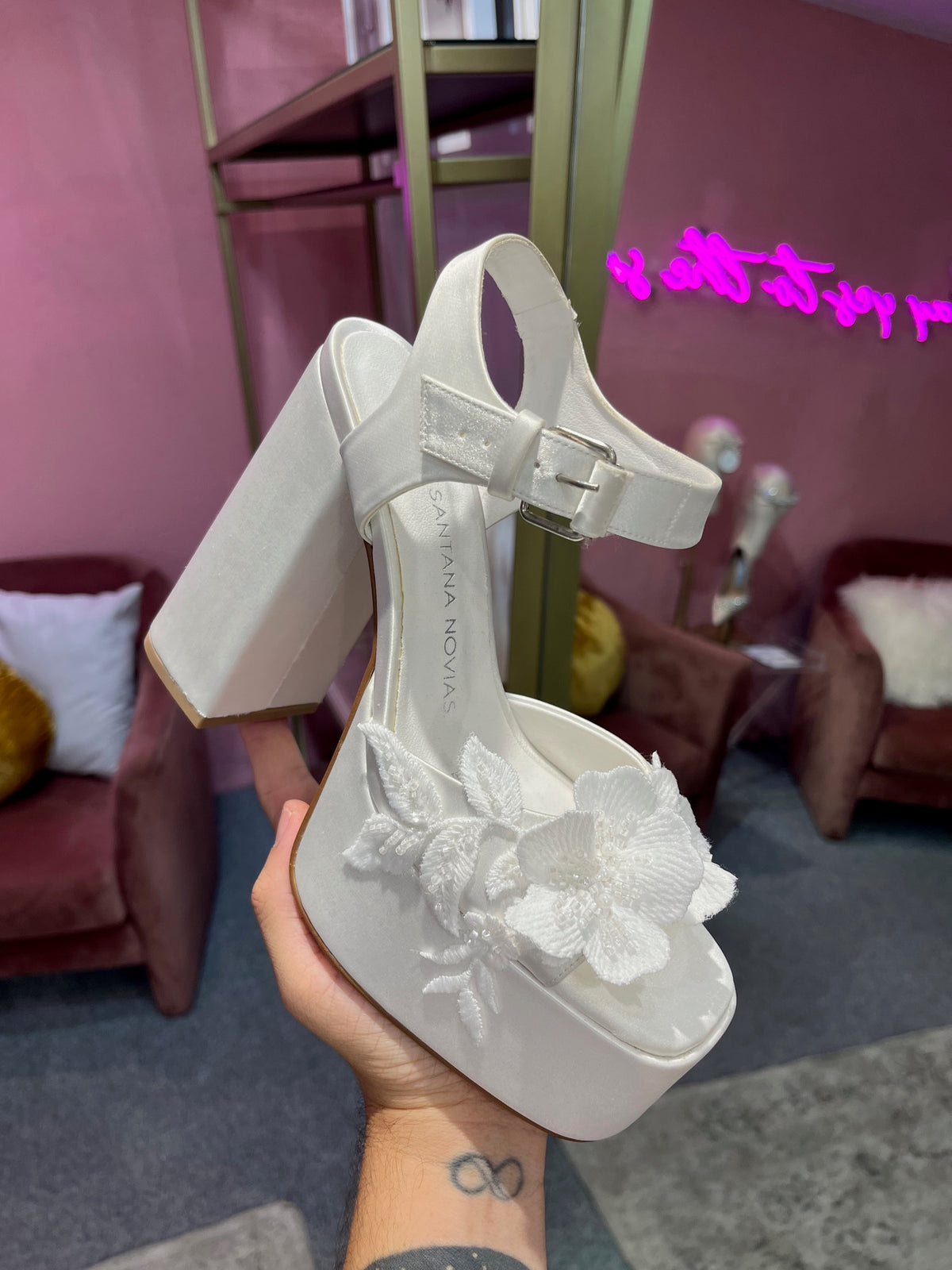 Artemisa flores bordadas.